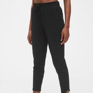 NWT Gap Runaround Tapered Pant (joggers)